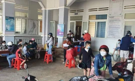 Trạm y tế phường giải trình việc tiêm hai loại vắc xin cho bé gái 10 tuổi