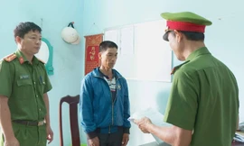 Sẵn có hơi men, cha dùng kéo đâm thủng bụng con