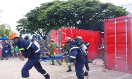 Xem cảnh sát vượt chướng ngại vật, cứu người trong khói độc