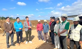 Thăm hỏi, tặng quà thanh niên công nhân hỗ trợ hoàn thành 3.000km cao tốc