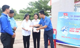 Học sinh khó khăn xúc động nhận học bổng trước giờ thi