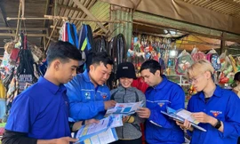 Áo xanh Đắk Lắk 'đi từng ngõ, gõ từng nhà' giúp tiểu thương, chủ quán cài app, quét mã QR