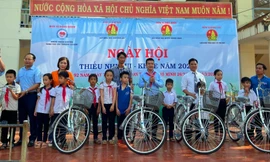 Học sinh khó khăn ở Đắk Lắk được nhận xe đạp và học bổng