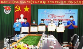 Trao giấy khen tại điểm cầu Tỉnh Đoàn Đắk Lắk