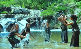 Thiếu nữ M'Nông bên thác Đắk Tuôr