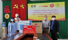 Đại diện tỉnh Đắk Lắk nhận máy xét nghiệm