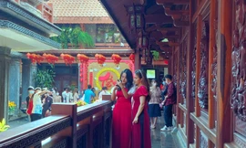 Mùng 1 Tết, người dân phố núi nô nức đi lễ chùa cầu an