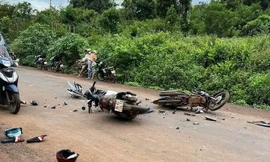 Hai xe máy chạy ngược chiều tông nhau, 3 người thương vong 