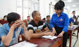 Quà tặng ý nghĩa với công dân đầu tiên hoàn thành thủ tục hành chính ở Đắk Lắk