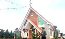 'Đi từng ngõ' tháo gỡ vướng mắc cho người dân 