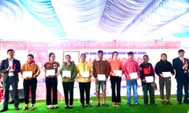 Báo Tiền Phong trao quà cho các hộ nghèo tại xã An toàn khu 