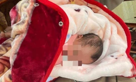 Bé gái ba tháng tuổi bị bỏ rơi gần bãi rác 