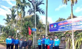 Ấm áp những suất quà Tết đến với người dân vùng sâu Đắk Lắk