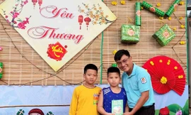 Giáo viên vùng sâu lì xì đặc biệt cho học sinh 