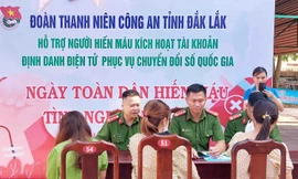 Tuổi trẻ Công an Đắk Lắk giúp người hiến máu kích hoạt tài khoản định danh điện tử