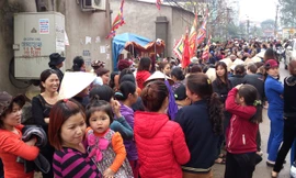 Dân làng tụ tập đòi chính quyền phải trả lại đường đi dân sinh vào miếu Bản Thổ