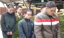 Chỉ vì say rượu, không kiểm soát hành vi, các đối tượng này đã rủ nhau đi ném kính ô tô.