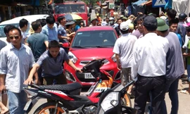 Người dân chặn bắt chiếc ô tô chở 2 đối tượng lấy trộm hộp đựng thẻ điện thoại.