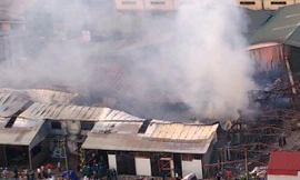 Hiện trường hàng trăm m2 xưởng gỗ bị lửa thiêu rụi