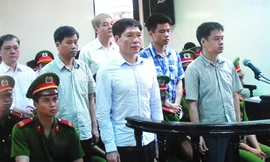 Dương Tự Trọng và các bị cáo trước tòa. Ảnh: Tuấn Nguyễn