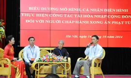 Các cá nhân điển hình chia sẻ kinh nghiệm hoàn lương. Ảnh: Tuấn Nguyễn