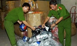 Lực lượng chức năng kiểm tra chất lượng mũ bảo hiểm của các đơn vị không đạt chuẩn