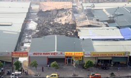 Trung tâm của vụ cháy là xưởng gỗ, rộng khoảng 1.000m2