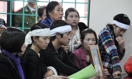 Con gái của nạn nhân Tuấn Anh còn quá nhỏ, hay khóc và đòi bú sữa mẹ trong lúc dự tòa