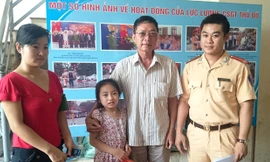 Gia đình chị Khuyến cảm ơn các chiến sĩ CSGT đội 1 đã giúp tìm được cháu Chi