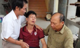 Bố cháu Nhung khóc ngất trước sự ra đi đột ngột của con gái.