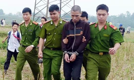 Công an áp tải Đào Quốc Huy thực nghiệm hiện trường.