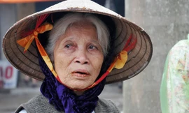 Nước mắt giàn giụa của một cụ già có con buôn bán trong chợ Phố Hiến. Ảnh: Tuấn Nguyễn