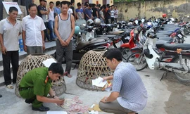 Công an kiểm tra tiền cá cược của các "con bạc". Ảnh: Đức Thịnh - PX15 Hải Dương