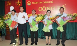 Tổng thanh tra Chính phủ Huỳnh Phong Tranh trao quyết định thành lập cho các lãnh đạo Ban tiếp công dân Trung ương. Ảnh: Tuấn Nguyễn