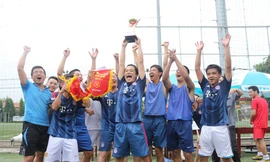 Đội bóng công ty chứng khoán Thiên Việt ăn mừng ngôi vô địch giải TOPICA 2014 khu vực Hà Nội