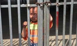 Một em nhỏ tại chùa Bồ Đề. Ảnh: Tuấn Nguyễn