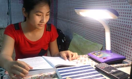 Em Đinh Thị Ngọc Lan ôn lại bài trước ngày thi. Ảnh: Tuấn Nguyễn.