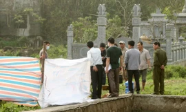 Cơ quan chức năng khám nghiệm tử thi, điều tra vụ việc hai thai nhi xấu số bị thả thôi dưới mương nước