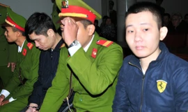 Bị cáo Khánh (ngoài cùng bên phải) và bị cáo Tường trước giờ xét xử. Ảnh: Tuấn Nguyễn.