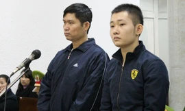 Bị cáo Tường (trái) và bị cáo Khánh trả lời chất vấn tại tòa