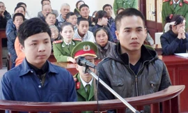 Hai bị cáo Thành (trái) và Linh tại phiên xét xử sơ thẩm