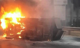 Chiếc xe tải bốc cháy nghi ngút sau cú va chạm với taxi. Ảnh: CTV.