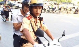 Thiếu úy Quân chở thí sinh Long về lấy giấy tờ dự thi