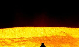 Khung cảnh khó tin ở 'cánh cửa địa ngục'