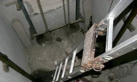 Sợ thang máy rơi, người dân leo bộ cả chục tầng