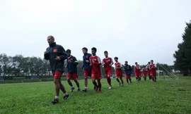 U19 Việt Nam đeo băng tang tưởng nhớ Tướng Giáp