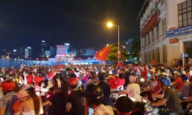 Người Sài Gòn ùn ùn xuống đường ăn mừng chiến thắng