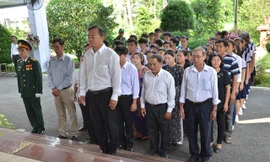 Trước giờ di quan, dòng người vẫn đổ về viếng bác Sáu Khải 