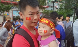 Cổ động viên nhí cổ vũ hết mình cho Olympic Việt Nam