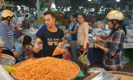 Người Sài Gòn sắm tôm, cá khô làm quà biếu tết